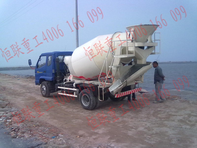 3方攪拌車(chē)在圍海工程狹窄的臨時(shí)道路上 