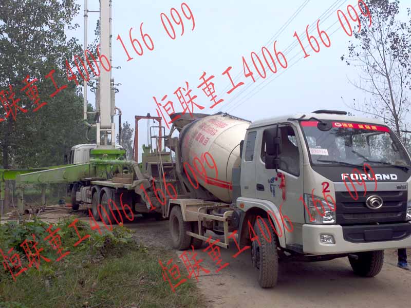 小型攪拌車在鄉村施工