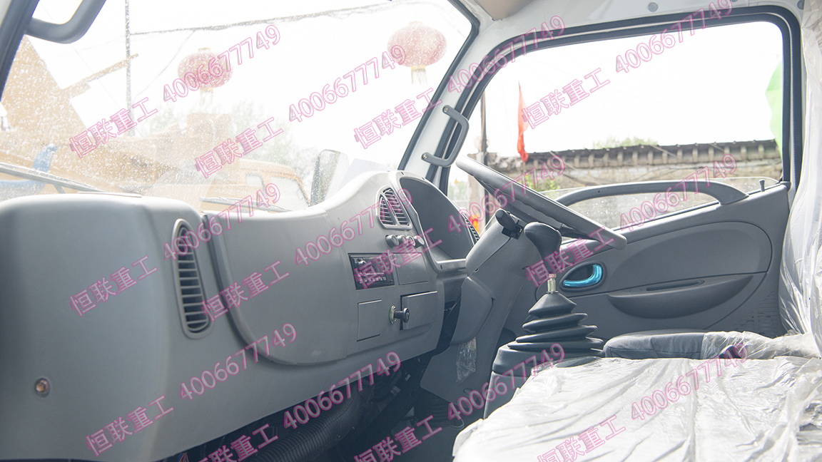 右駕小型攪拌車內飾