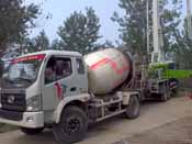 攪拌車和泵車在鄉村道路施工現場