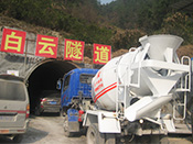 小型攪拌車在白云隧道施工現場