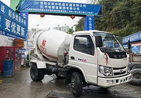貴陽(yáng)地鐵施工用2方攪拌車。